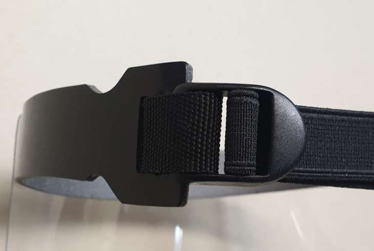 Ecran de protection avec un verre PET sangle